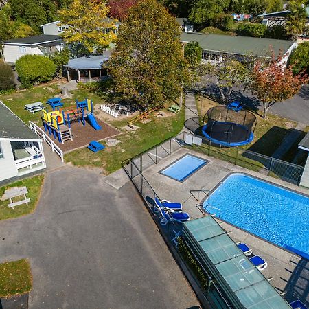 Tasman Holiday Parks פיקטון מראה חיצוני תמונה Aerial view of the school's swimming pool