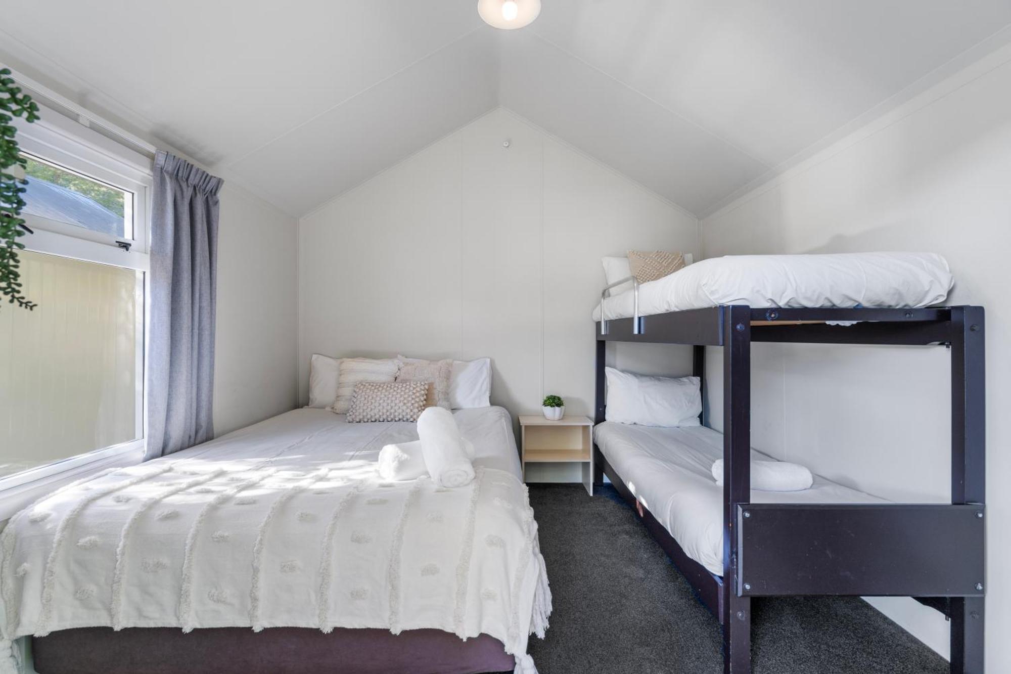 Tasman Holiday Parks פיקטון מראה חיצוני תמונה A bunk bed in a bedroom