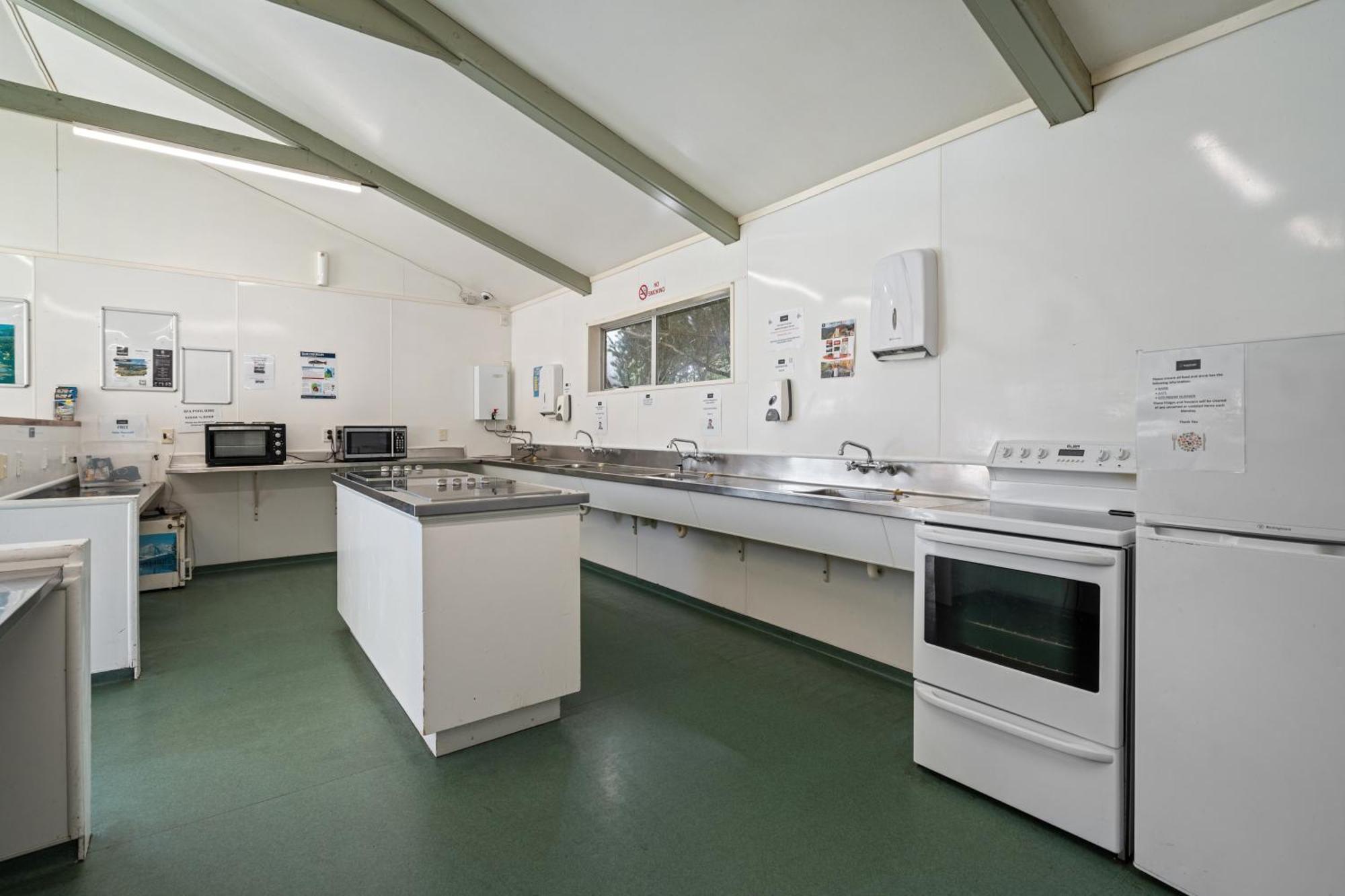 Tasman Holiday Parks פיקטון מראה חיצוני תמונה The kitchen at the station