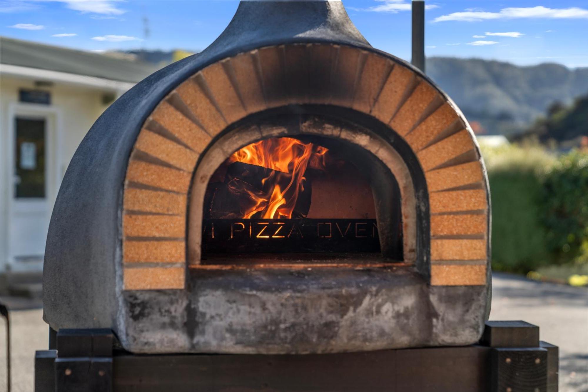 Tasman Holiday Parks פיקטון מראה חיצוני תמונה Wood-burning pizza oven