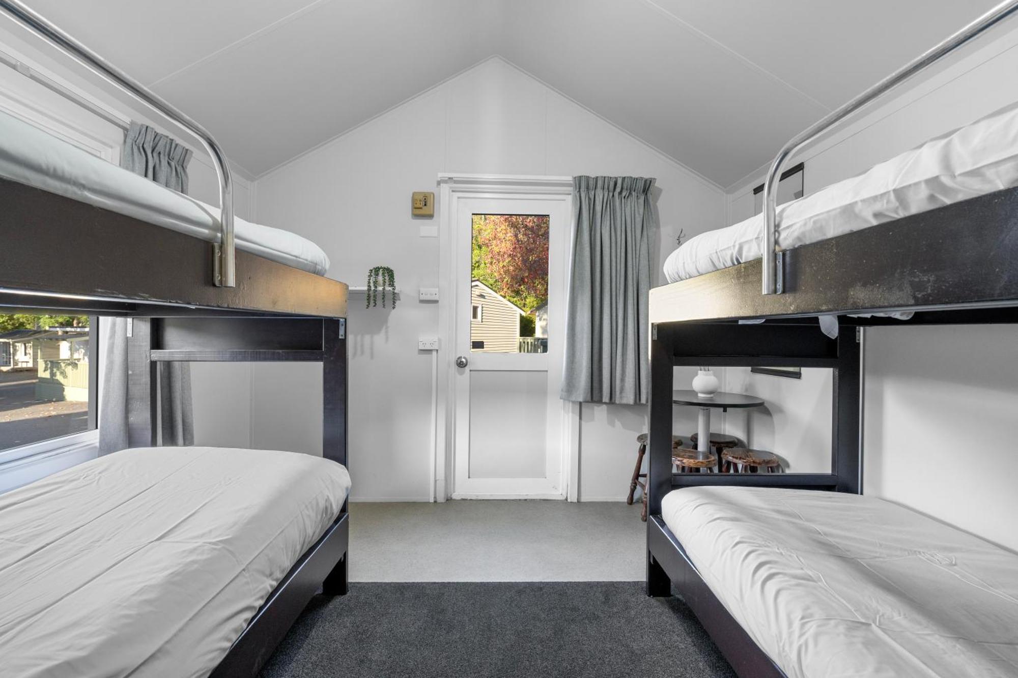 Tasman Holiday Parks פיקטון מראה חיצוני תמונה A room at the hostel
