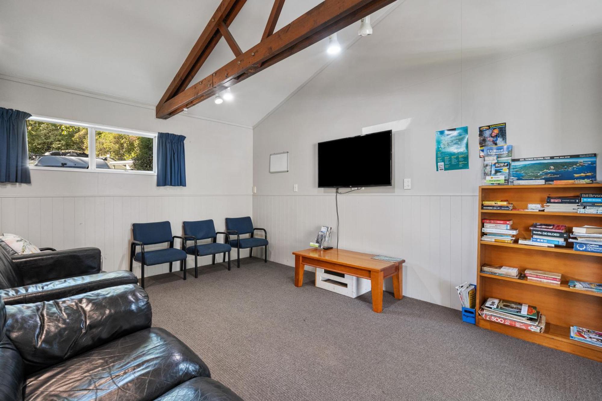 Tasman Holiday Parks פיקטון מראה חיצוני תמונה The lounge at the hostel