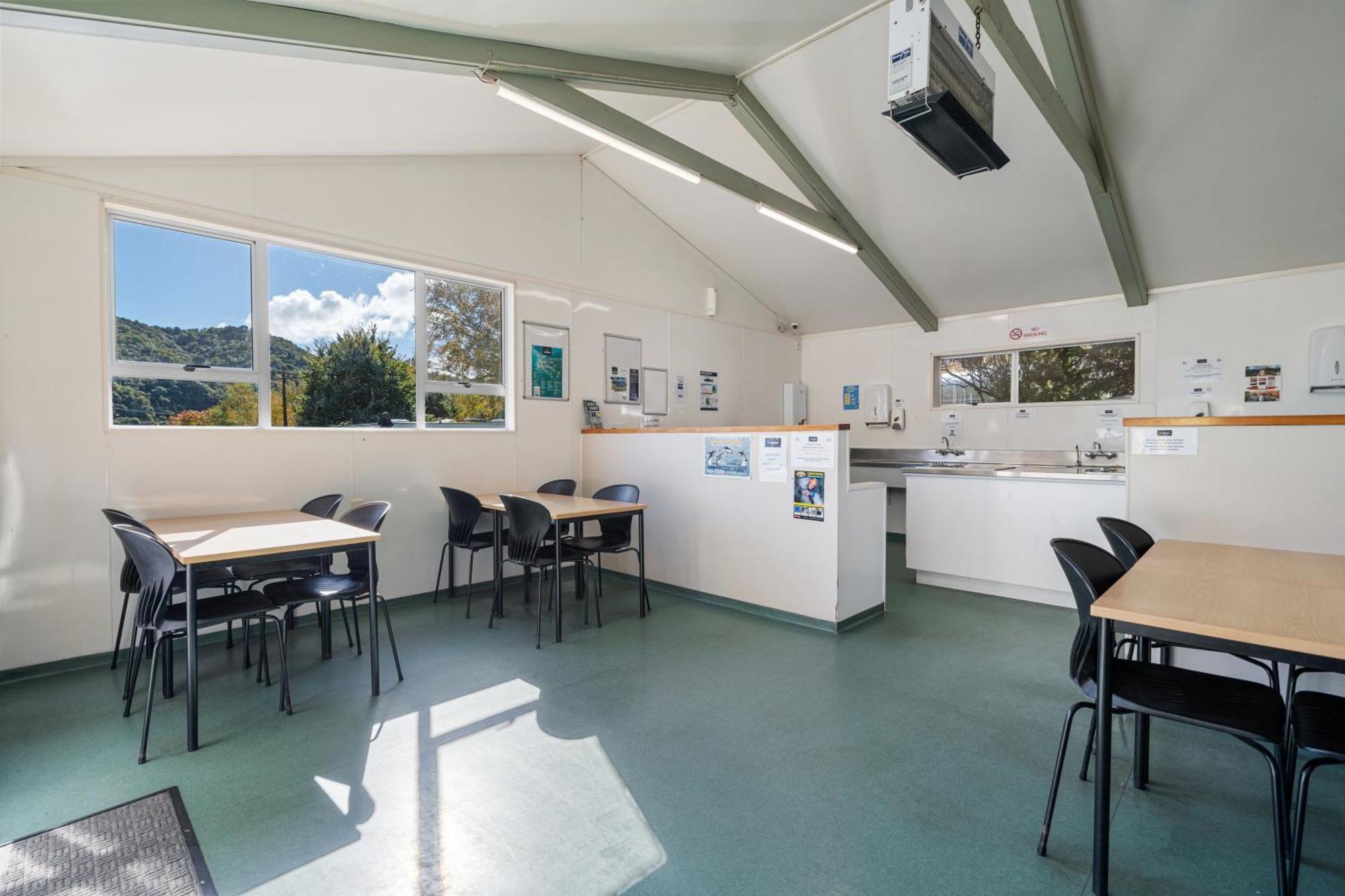 Tasman Holiday Parks פיקטון מראה חיצוני תמונה The kitchen at the hostel