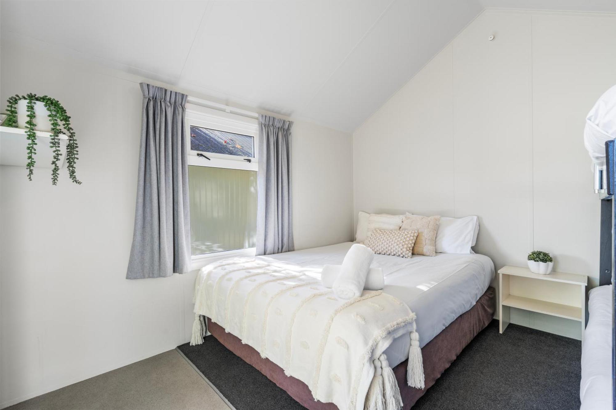 Tasman Holiday Parks פיקטון מראה חיצוני תמונה A bedroom in a student flat