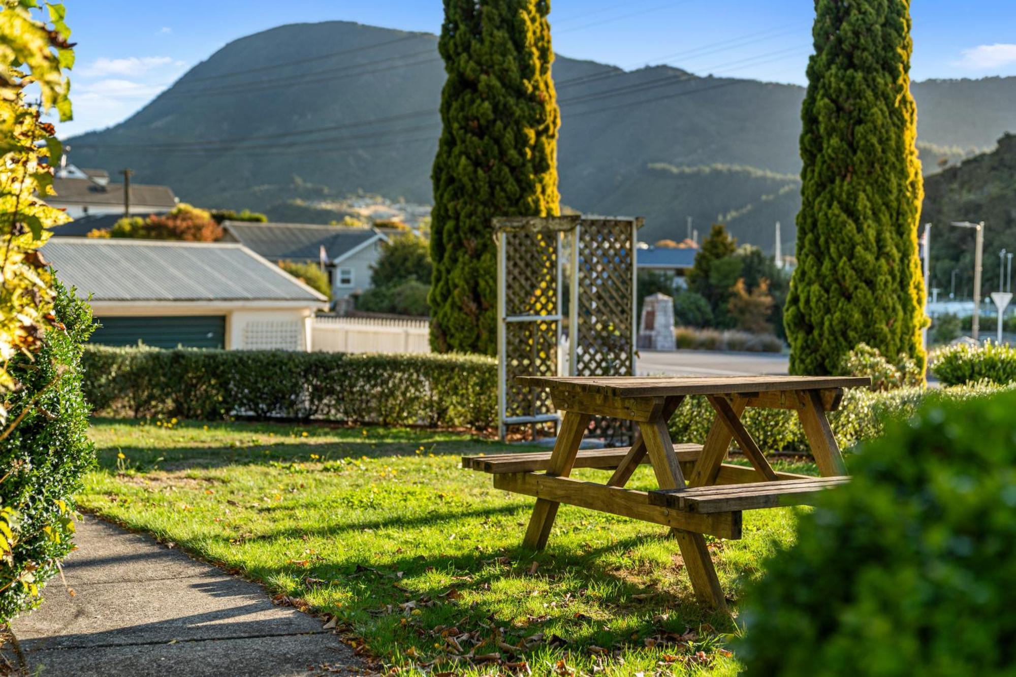 Tasman Holiday Parks פיקטון מראה חיצוני תמונה The park's main lawn