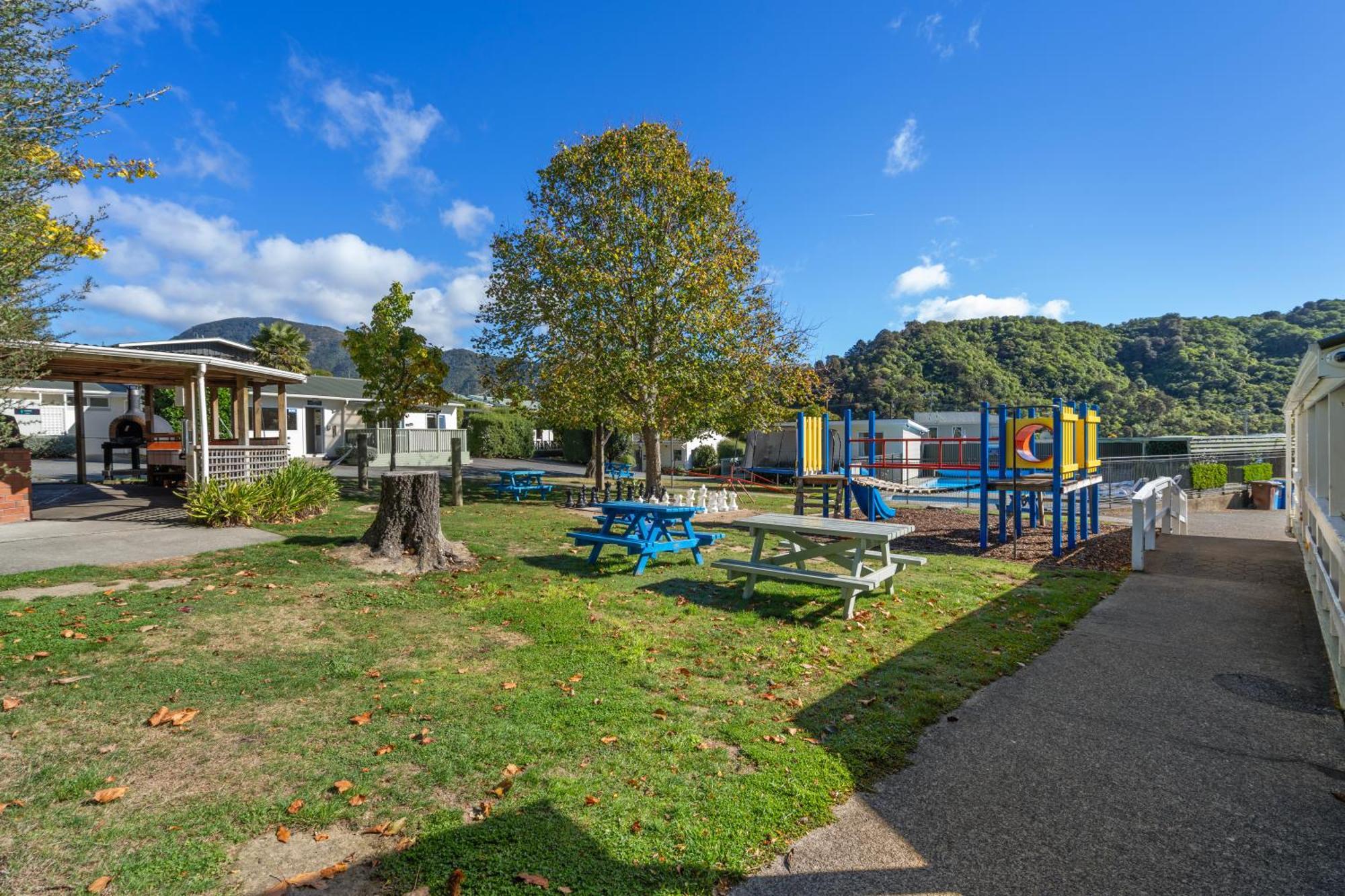 Tasman Holiday Parks פיקטון מראה חיצוני תמונה Playground at the school