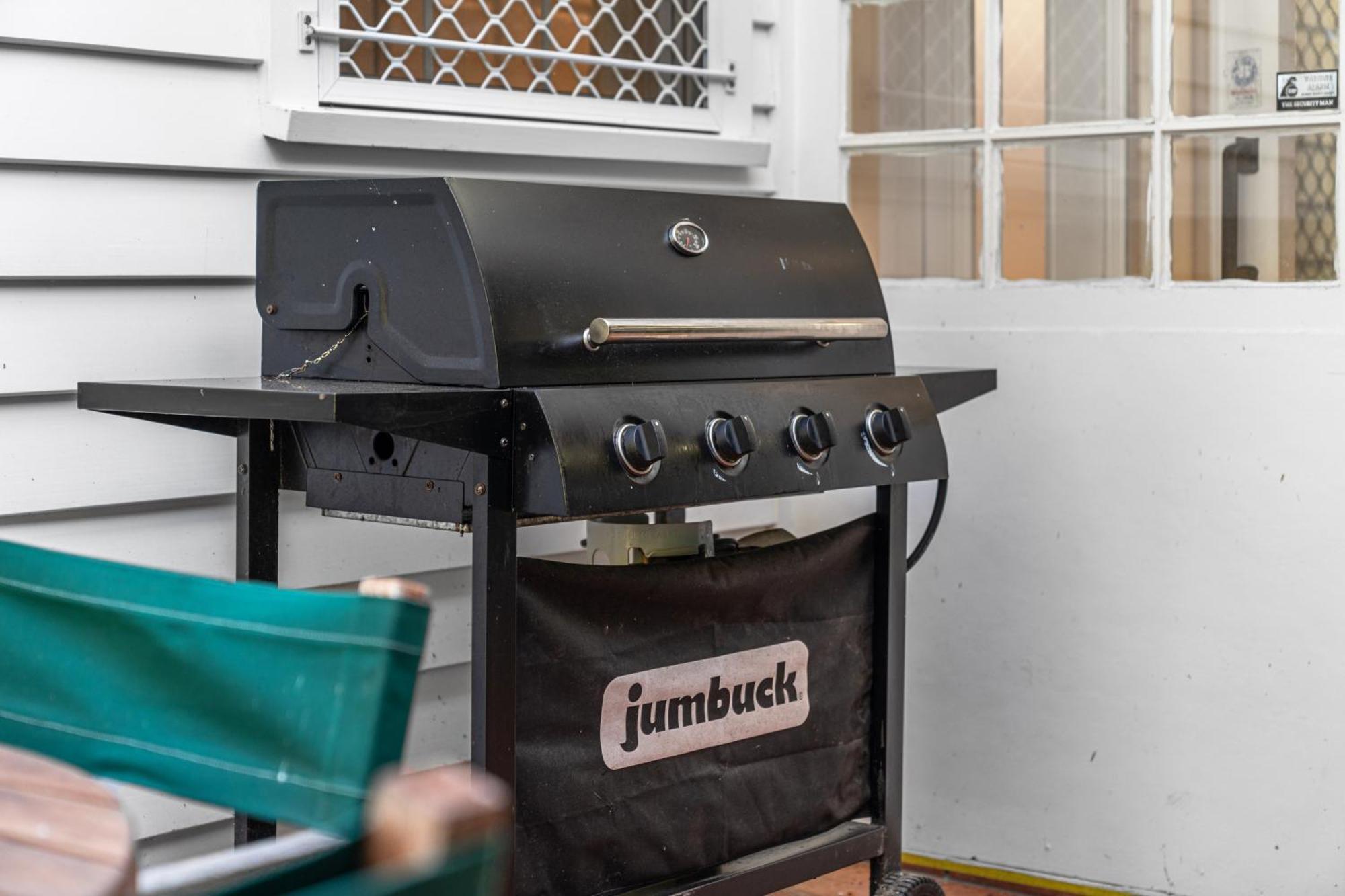 Tasman Holiday Parks פיקטון מראה חיצוני תמונה A gas barbecue