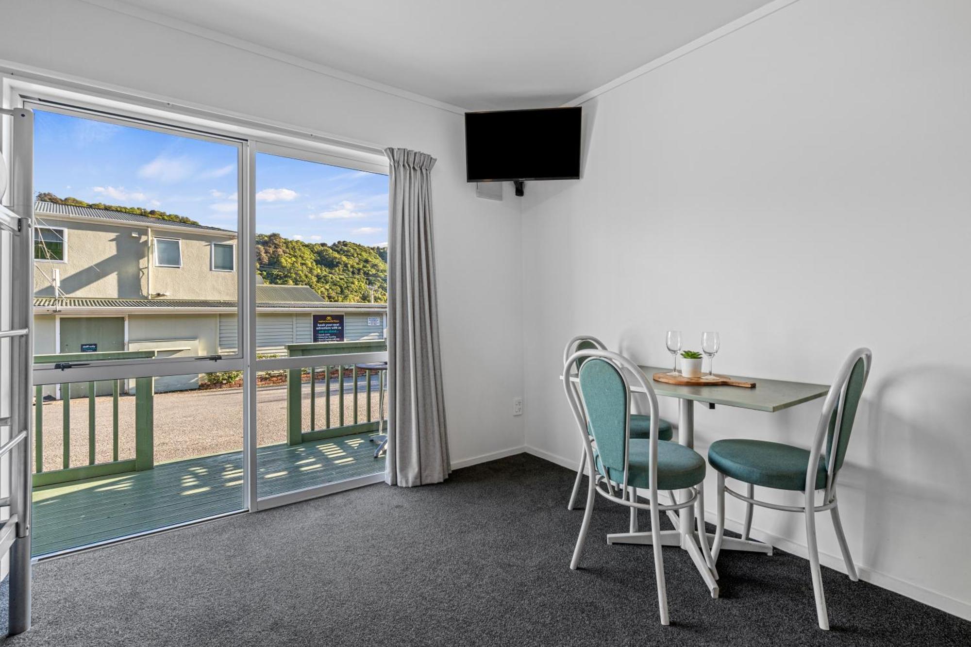 Tasman Holiday Parks פיקטון מראה חיצוני תמונה A typical studio apartment