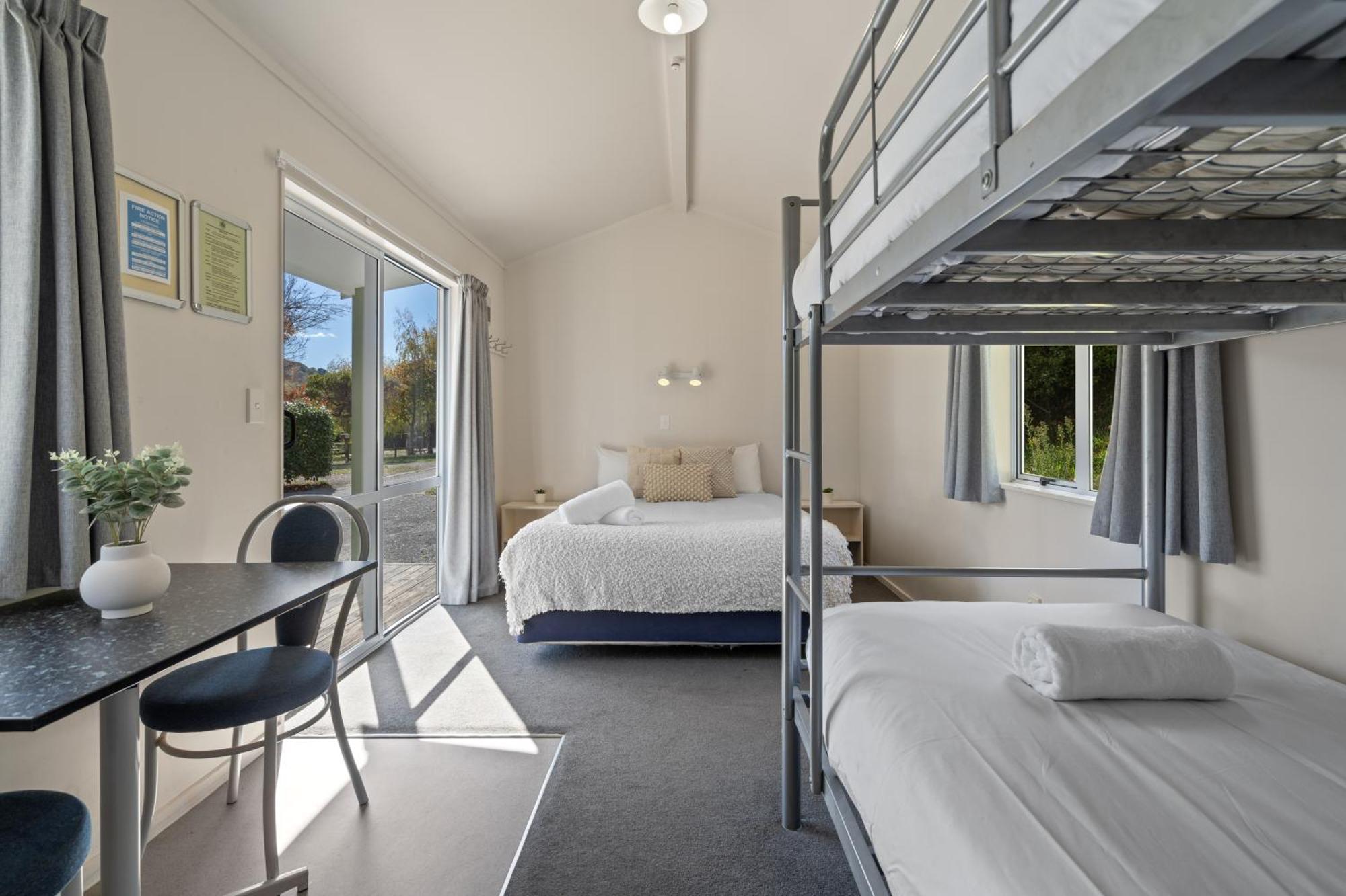 Tasman Holiday Parks פיקטון מראה חיצוני תמונה A typical room at a backpackers' hostel in Australia