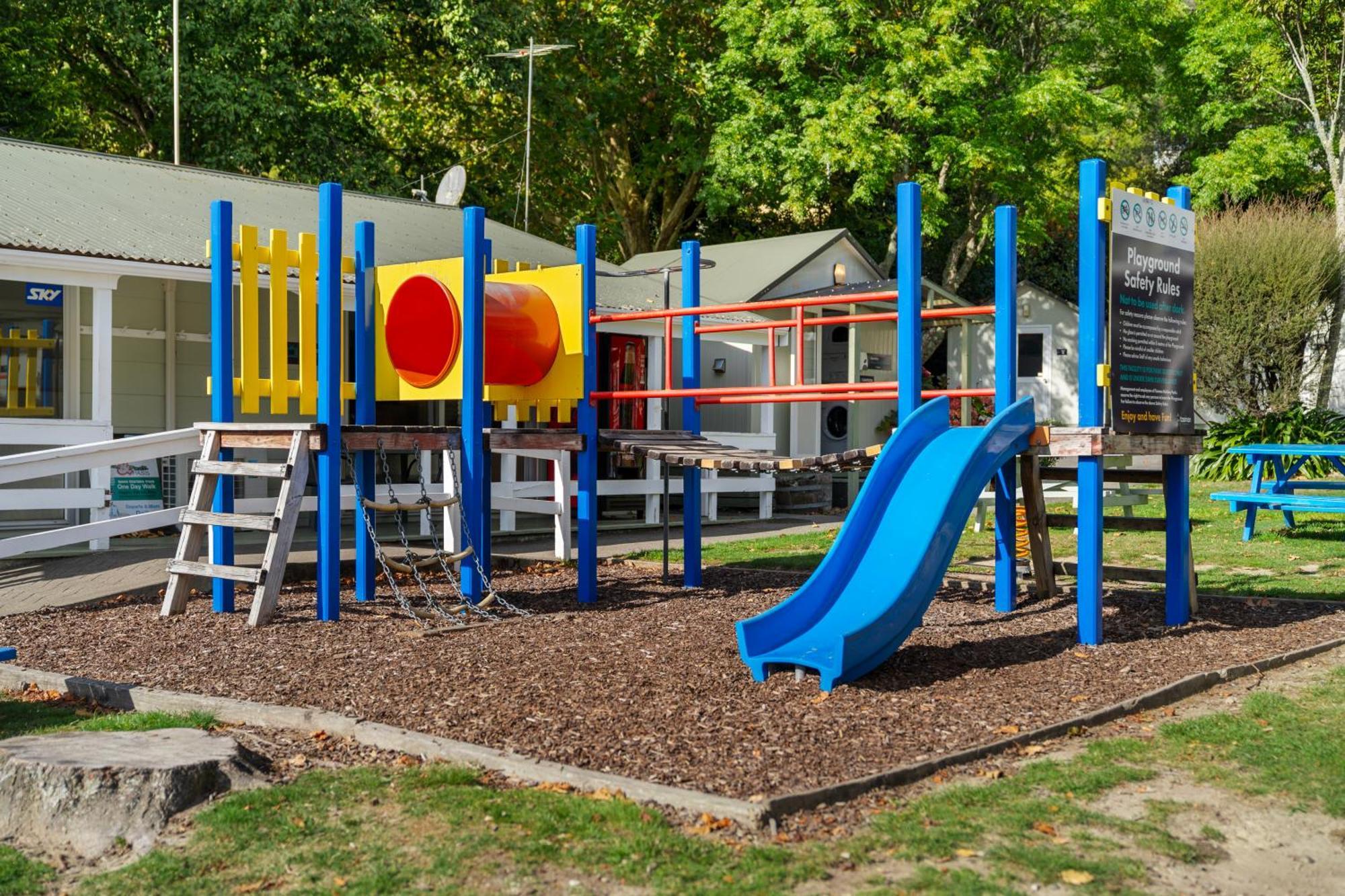 Tasman Holiday Parks פיקטון מראה חיצוני תמונה Playground at the station