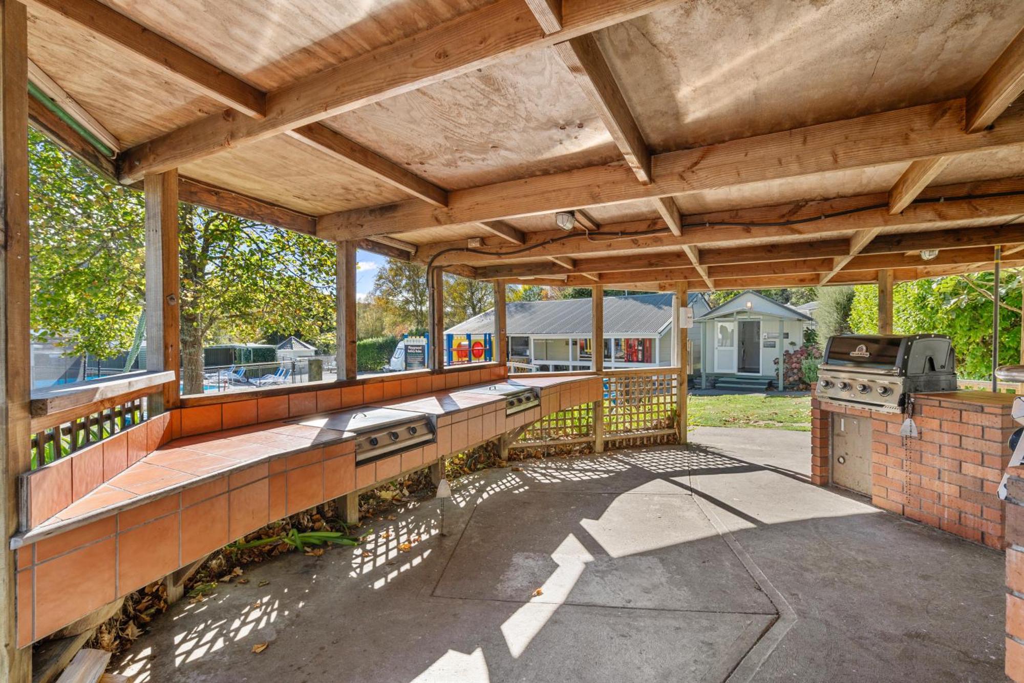 Tasman Holiday Parks פיקטון מראה חיצוני תמונה The outdoor kitchen at the Student Union