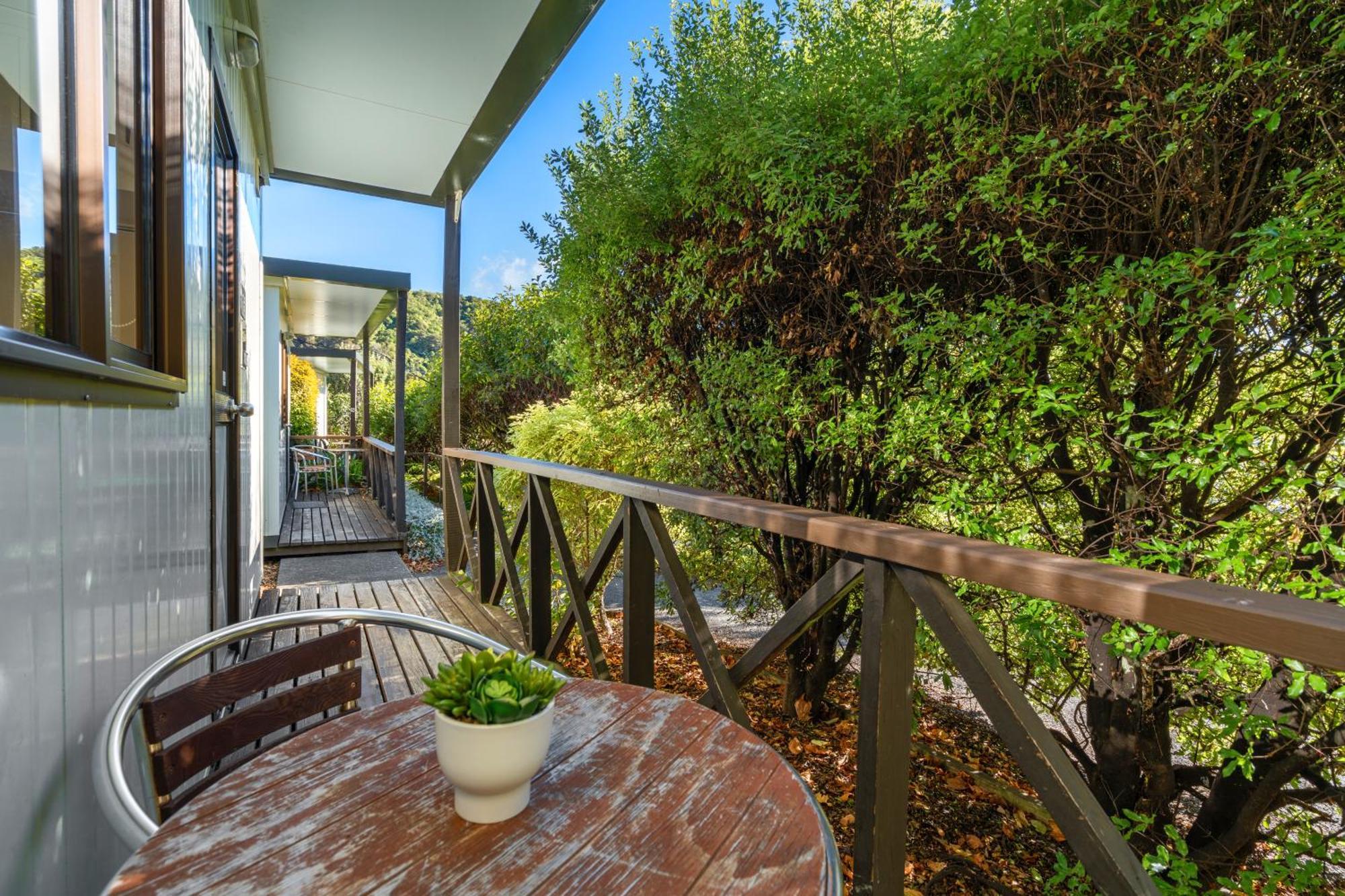 Tasman Holiday Parks פיקטון מראה חיצוני תמונה A balcony in a house