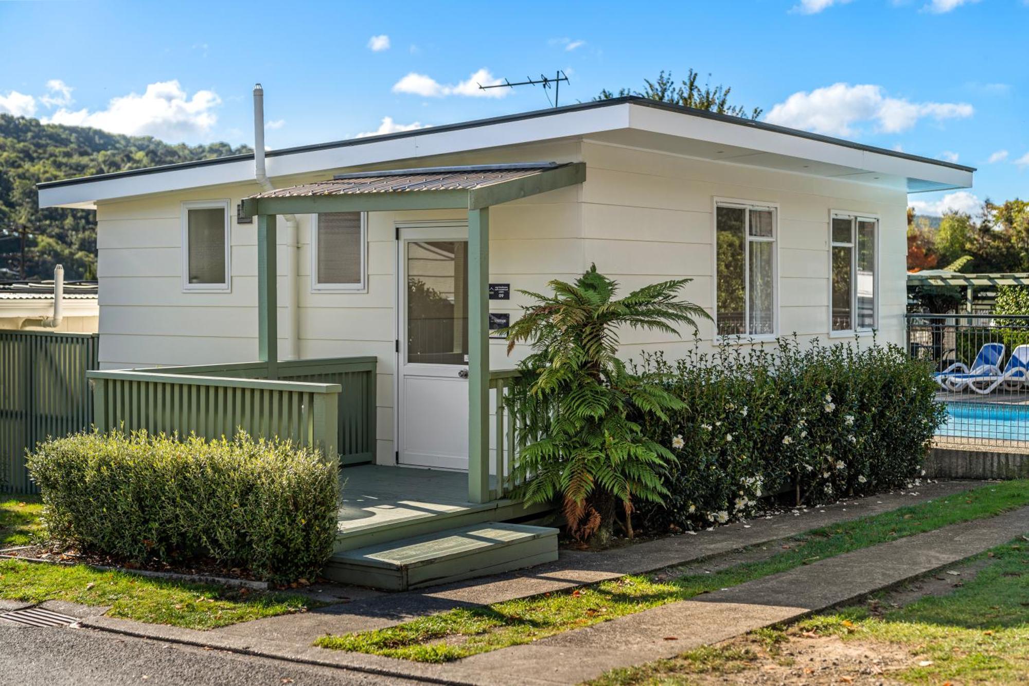 Tasman Holiday Parks פיקטון מראה חיצוני תמונה A typical villa at the resort