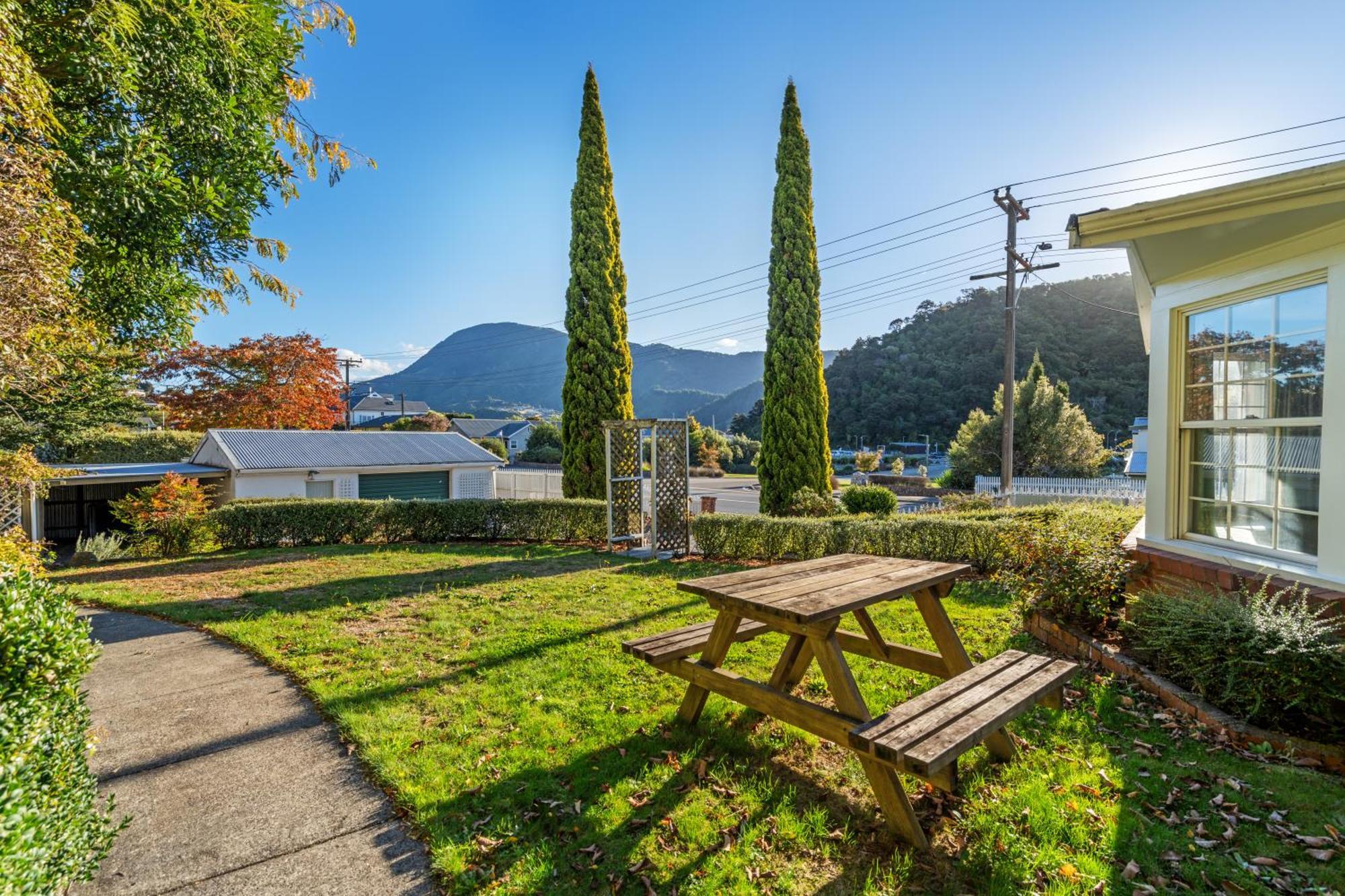 Tasman Holiday Parks פיקטון מראה חיצוני תמונה The garden of the Riwaka Tavern
