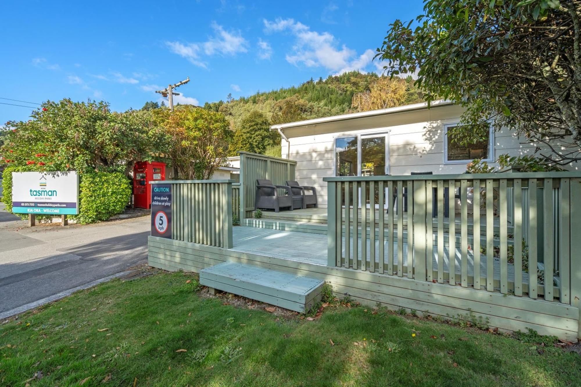 Tasman Holiday Parks פיקטון מראה חיצוני תמונה A static home at the park