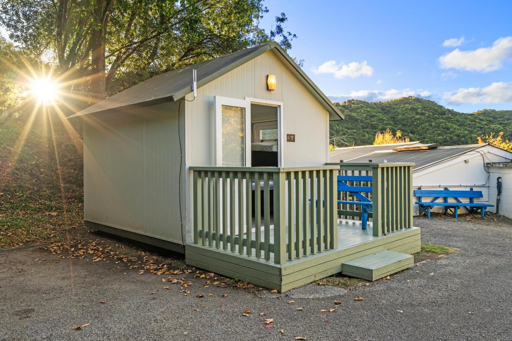 Tasman Holiday Parks פיקטון מראה חיצוני תמונה A tiny home at the Riverview Motel in New Zealand