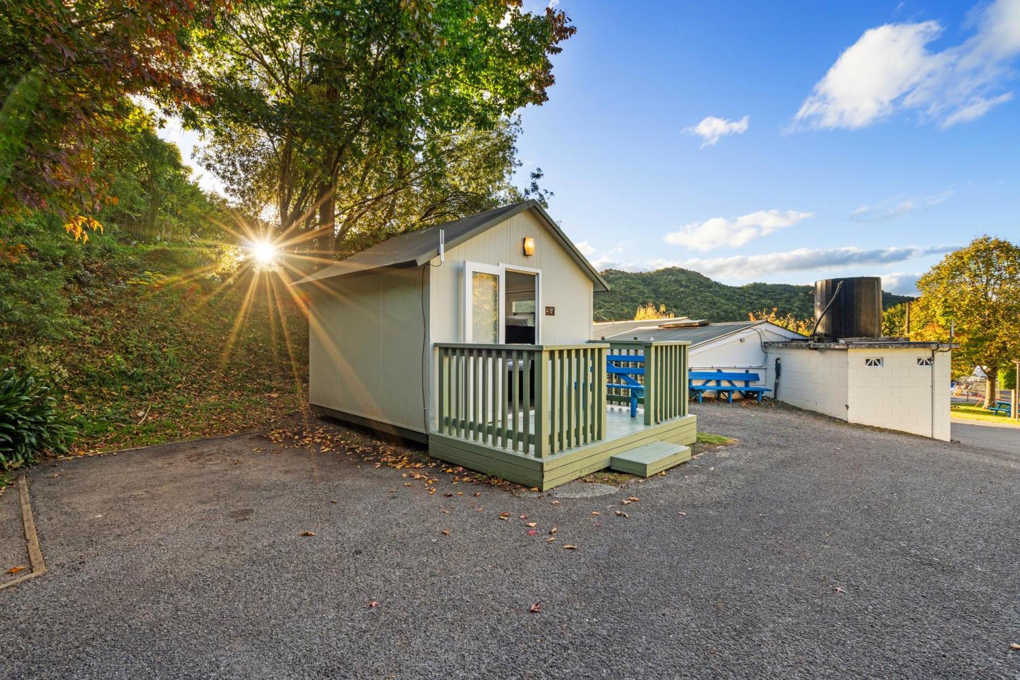 Tasman Holiday Parks פיקטון מראה חיצוני תמונה A tiny home in New York